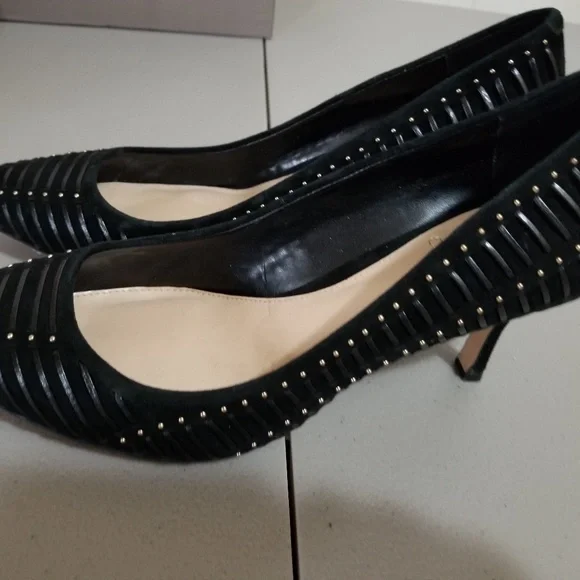 Vince Camuto  black pumps. - Picture 3 of 7
